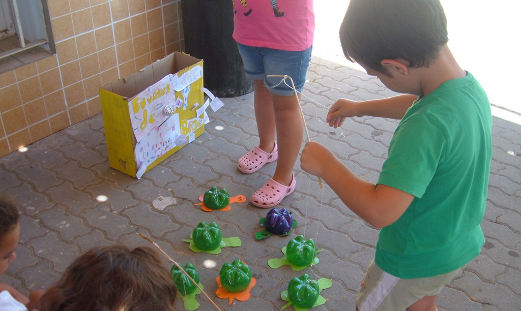Niños se ejercitan con materiales reciclables